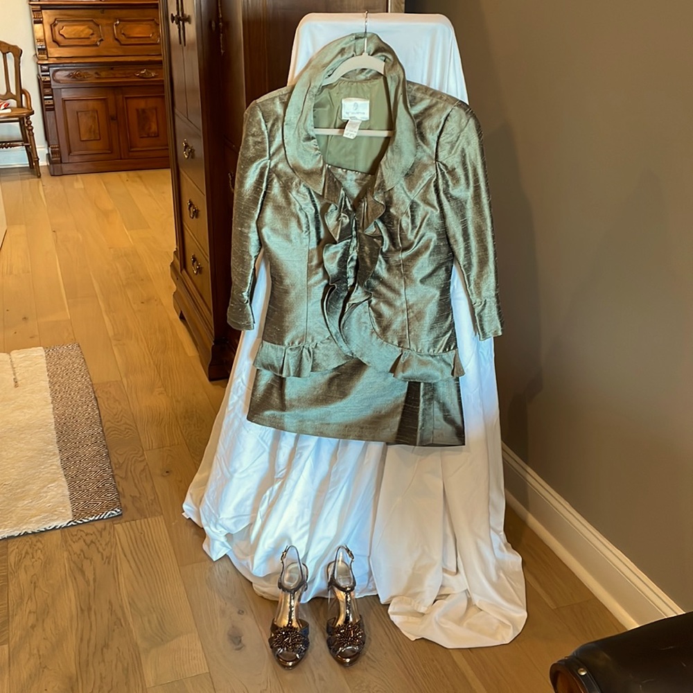 Beautiful 2 piece evening suit, straight skirt. Worn once. Perfect for weddings!